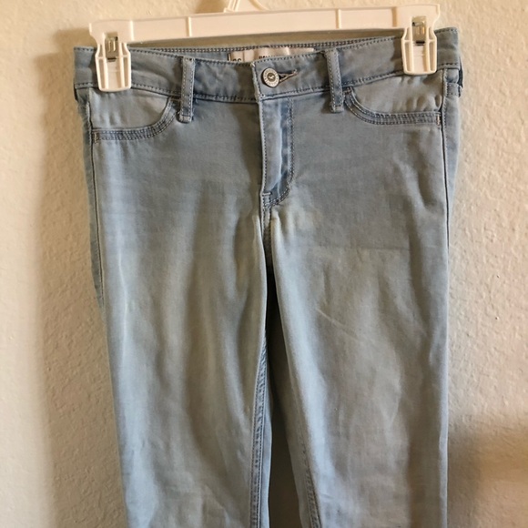 Hollister Lightwash Skinny Jeans - Picture 2 of 4